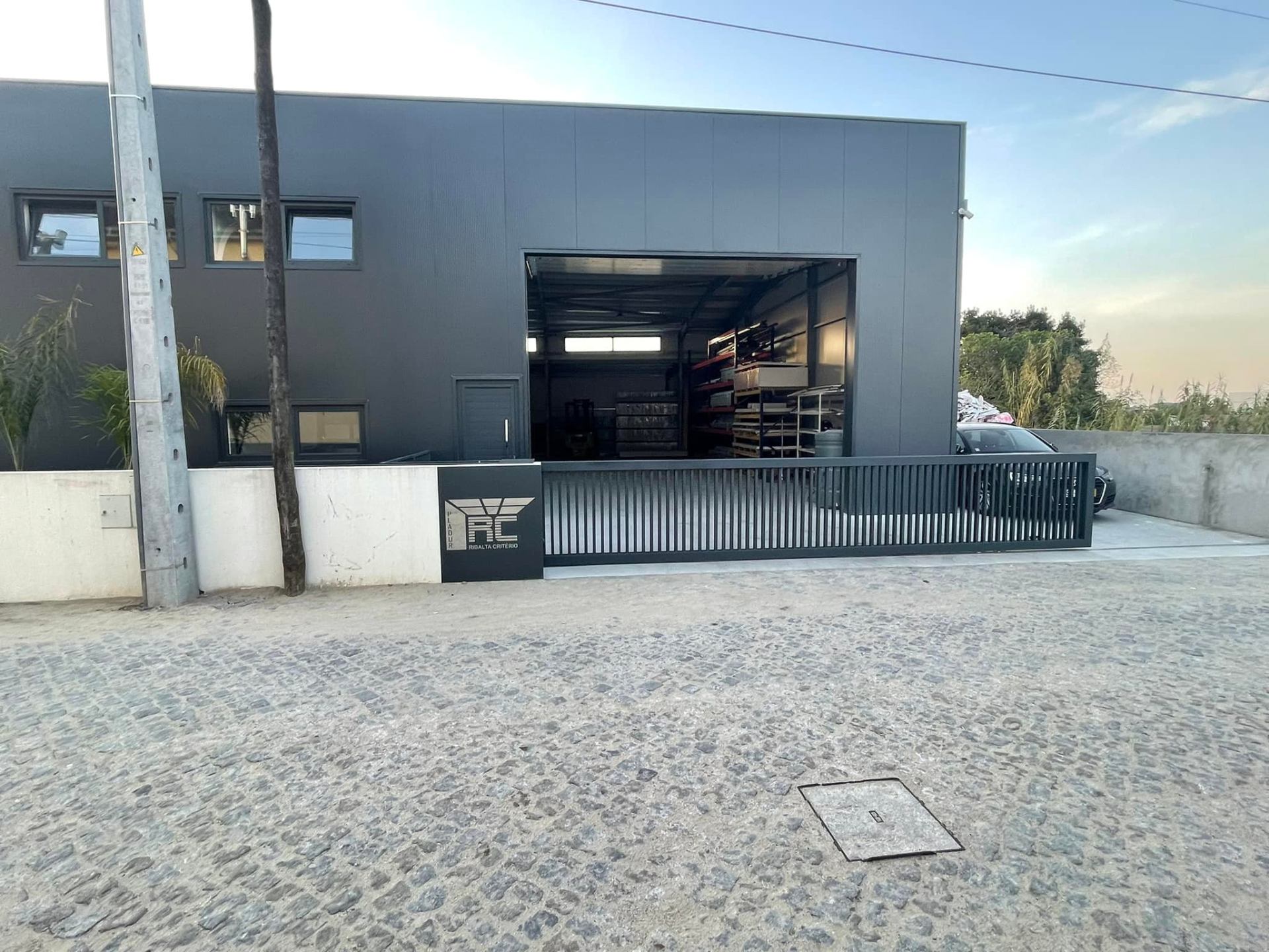 Portão metálico industrial PC Serralharia em Parede